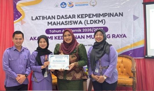 Dina Maulidah Jadi Narasumber LDKM Akbid Murung Raya