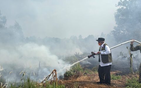 Karhutla Dekat Bandara Ditangani, Muhidin Ikut Semprotkan Air