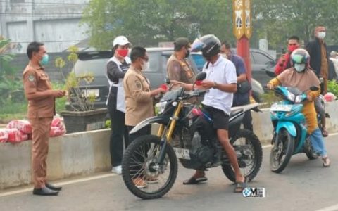 Bupati Murung Raya Bagikan Masker kepada Warga di Tengah Kabut Asap