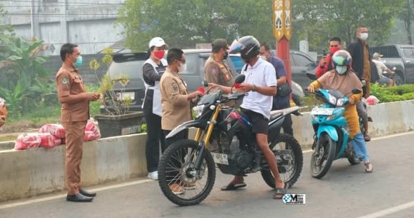 Bupati Murung Raya Bagikan Masker kepada Warga di Tengah Kabut Asap