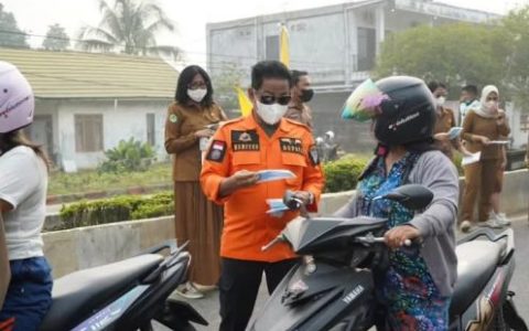 Bupati Heriyus Bagikan 5.000 Masker kepada Warga di Tengah Kabut Asap
