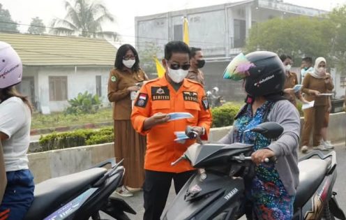 Bupati Heriyus Bagikan 5.000 Masker kepada Warga di Tengah Kabut Asap