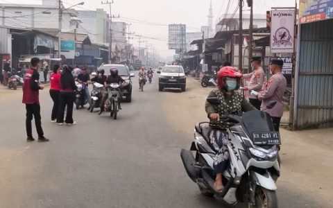 Polsek Dusteng Bagikan Masker Gratis di Tengah Kabut Asap