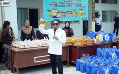 Bupati Heriyus Bantu Warga Laung Tuhup Penuhi Kebutuhan Pokok