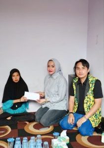 Ketua DPRD Batola Bersama AMGP Bantu Keluarga Relawan Gugur