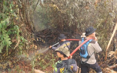 Polres Bartim Berjibaku Padamkan Karhutla di Murutuwu